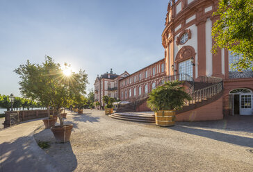 Deutschland, Hessen, Wiesbaden, Schloss Biebrich gegen die Sonne - PVCF01206