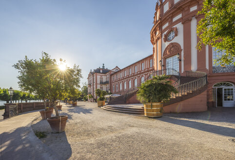 Deutschland, Hessen, Wiesbaden, Schloss Biebrich gegen die Sonne - PVCF01206