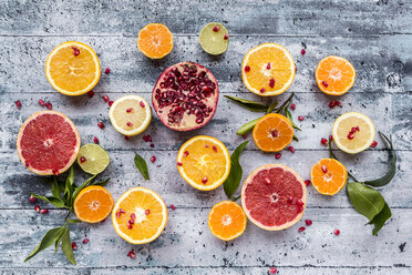 Verschiedene Zitrusfrüchte, Orange, Mandarine, Grapefruit, Limette, Zitrone und Granatapfel - SARF03443