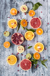 Verschiedene Zitrusfrüchte, Orange, Mandarine, Grapefruit, Limette, Zitrone und Granatapfel - SARF03444