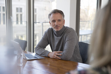 Geschäftsmann mit Laptop im Konferenzraum - SUF00383