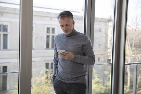 Geschäftsmann mit Smartphone - SUF00388