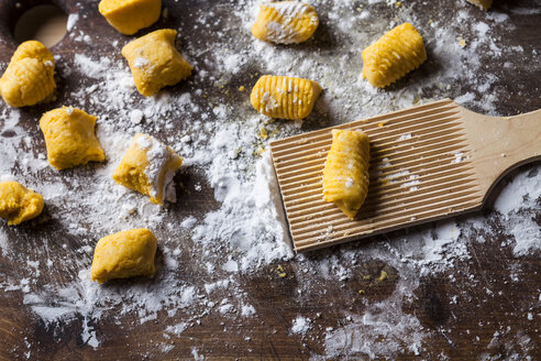 Vorbereitung der Kürbisgnocchi, Ausrollen auf einem Holzbrett - SBDF03395