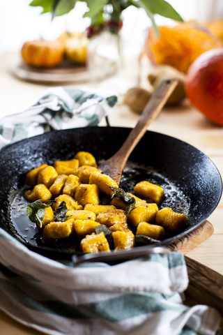 Kürbisgnocchi in der Pfanne, geschwenkt in Salbeibutter, lizenzfreies Stockfoto