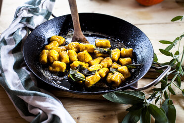 Kürbisgnocchi in der Pfanne, geschwenkt in Salbeibutter - SBDF03397