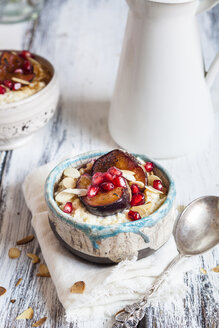 Porridge mit Zimt, Hirse, Backpflaume, Granatapfel und gerösteten Mandelsplittern - SBDF03409