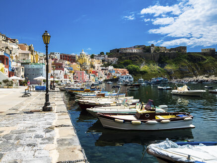 Italien, Kampanien, Golf von Neapel, Phlegräische Inseln, Insel Procida, Hafen, Marina di Corricella, ehemaliges Gefängnis auf Berg - AMF05554