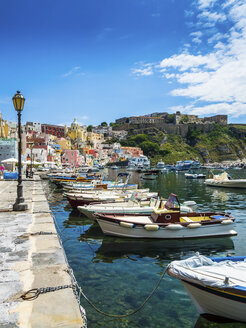 Italien, Kampanien, Golf von Neapel, Phlegräische Inseln, Insel Procida, Hafen, Marina di Corricella, ehemaliges Gefängnis auf Berg - AMF05555