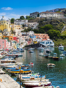 Italien, Kampanien, Golf von Neapel, Phlegräische Inseln, Insel Procida, Hafen, Marina di Corricella, ehemaliges Gefängnis auf Berg - AMF05558