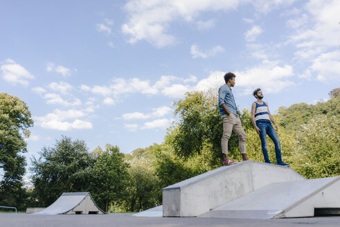 Zwei Freunde stehen in einem Skatepark - KNSF03212