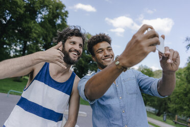 Zwei glückliche Freunde machen ein Selfie in einem Skatepark - KNSF03213