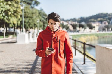 Italien, Verona, Tourist mit Smartphone - GIOF03568