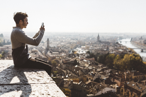 Italien, Verona, Tourist fotografiert mit Smartphone, lizenzfreies Stockfoto