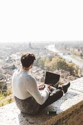 Italien, Verona, Tourist mit Laptop, Aussichtspunkt - GIOF03579
