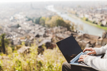 Italien, Verona, Tourist mit Laptop, Aussichtspunkt - GIOF03582