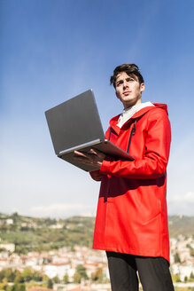 Italien, Verona, Tourist mit Laptop - GIOF03588