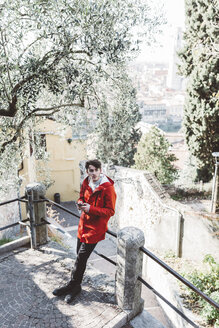 Italien, Verona, Tourist mit Smartphone - GIOF03589