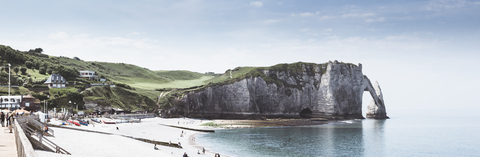 Frankreich, Haute-Normandie, Seine-Maritime, Etretat, Panoramablick auf Porte d'Aval und Felsnadel Aiguille, lizenzfreies Stockfoto