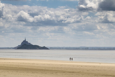 Frankreich, Haute-Normandie, Strand bei Genets, im Hintergrund der Mont Saint Michel - DWIF00890