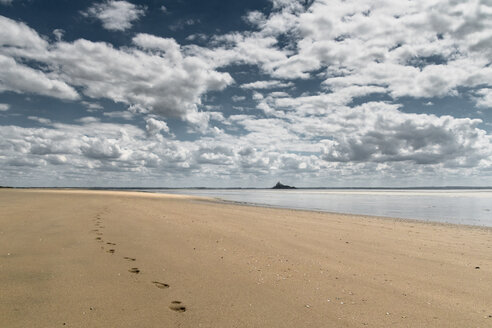 Frankreich, Haute-Normandie, Strand bei Genets, im Hintergrund der Mont Saint Michel - DWIF00895