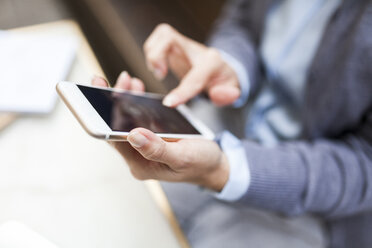 Nahaufnahme einer Frau, die ein Mobiltelefon benutzt - VABF01390