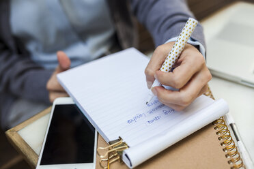 Close-up of businesswoman taking notes - VABF01394