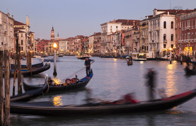 Italien, Venetien, Venedig, Canal Grande, Gondeln am Abend - FC01324