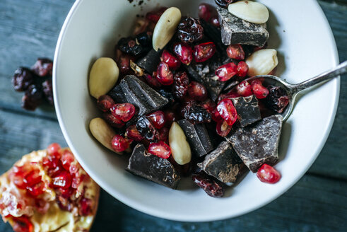 Schale mit Dessert aus Mandeln, Granatapfelkernen, Cranberries und dunkler Schokolade - KIJF01794