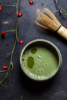 Japanischer Matcha in Schale mit Chasen - SBDF03412