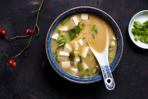 Miso soup, silken tofu, wakame seaweed, spring onion - SBDF03415