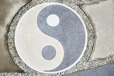 Yin-Yang-Symbol auf dem Boden, lizenzfreies Stockfoto