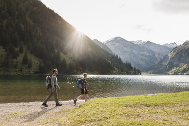 Österreich, Tirol, junges Paar beim Wandern am Bergsee - UUF12467