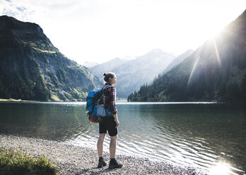 Österreich, Tirol, junge Frau beim Wandern am Bergsee - UUF12469