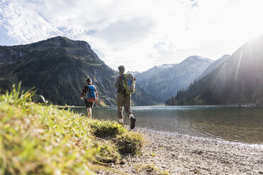 Österreich, Tirol, junges Paar beim Wandern am Bergsee - UUF12473