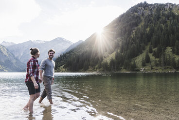 Österreich, Tirol, wanderndes Paar erfrischt sich im Bergsee - UUF12493