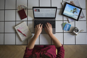 Junge Frau mit Laptop, Reisebuchung - MOMF00333