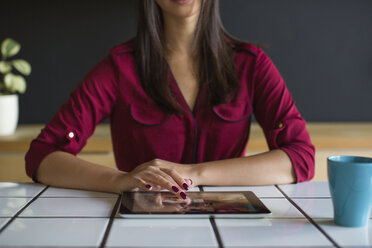 Woman using tablet computer - MOMF00336