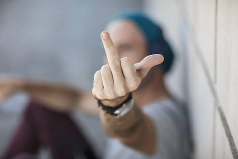 Mann zeigt den Finger, lizenzfreies Stockfoto