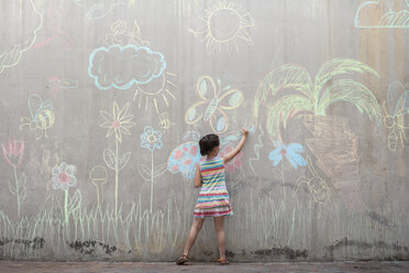 Mädchen malt bunte Bilder mit Kreide auf eine Betonwand - ZEF14888