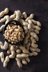 Schale mit gesalzenen Erdnüssen und Erdnüssen in der Schale - CSF28615