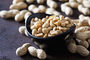 Bowl of salted peanuts - CSF28616