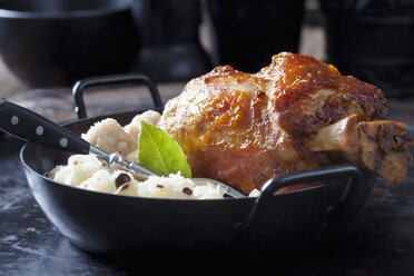 Schweinshaxe mit Semmelknödel und Sauerkraut im Bratentopf - CSF28637