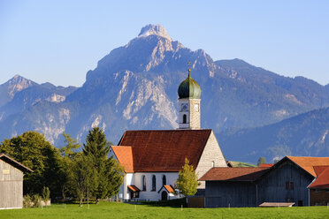 Germany, Bavaria, Swabia, Allgaeu, East Allgaeu, Mariahilfkirche in Speiden, Säuling in the background - SIEF07649