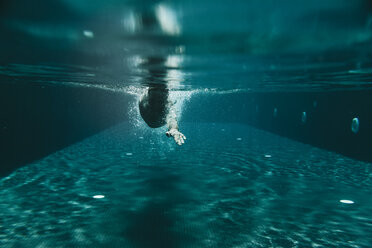 Man swimming in a swimming pool - MFF04231