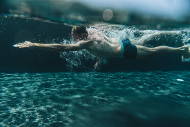 Mann schwimmt in einem Schwimmbad - MFF04232