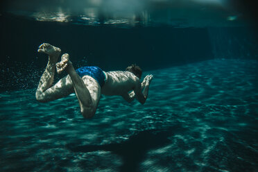 Man diving in a swimming pool - MFF04234