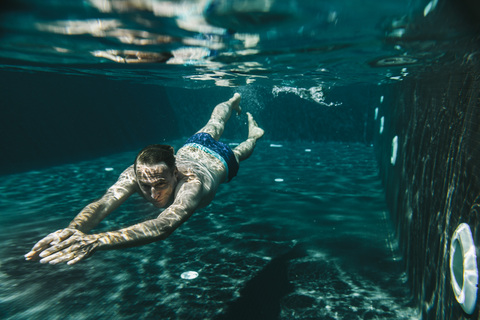 Mann taucht in einem Schwimmbad, lizenzfreies Stockfoto
