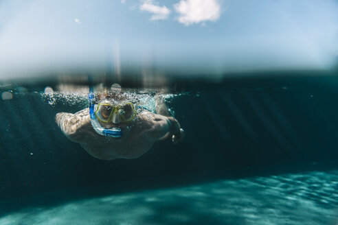 Mann mit Taucherbrille und Schnorchel unter Wasser in einem Schwimmbad - MFF04239
