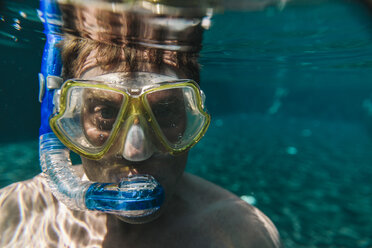 Porträt eines Mannes mit Taucherbrille und Schnorchel unter Wasser in einem Schwimmbad - MFF04240
