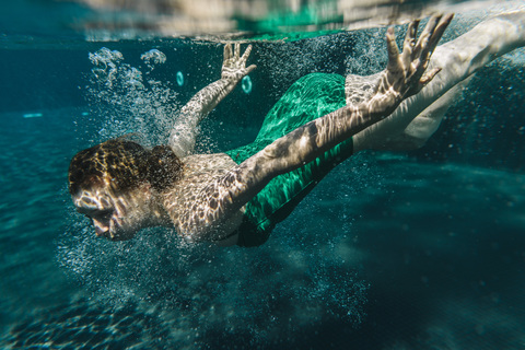 Frau taucht in einem Schwimmbad, lizenzfreies Stockfoto